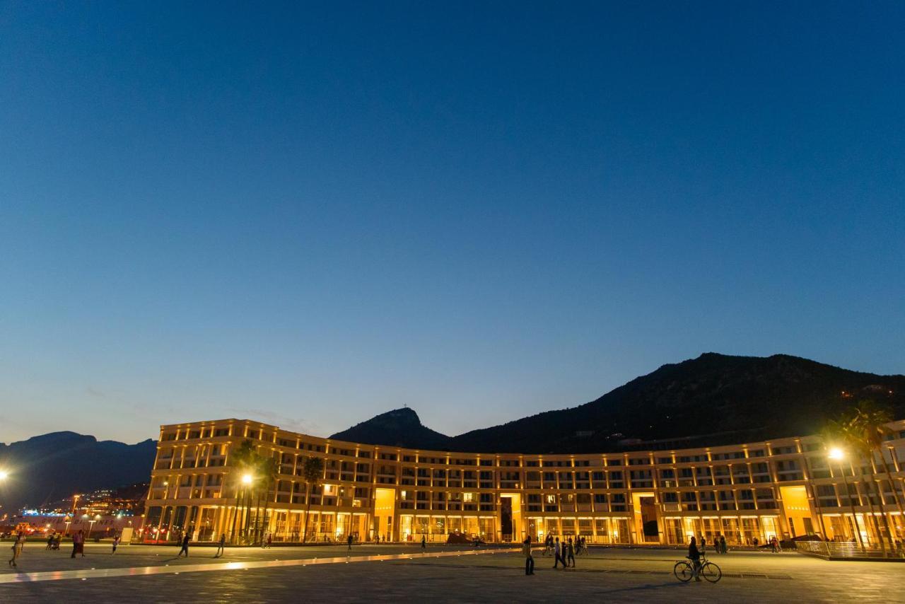 Mareluna Crescent - Luxury Seafront Experience Salerno Buitenkant foto