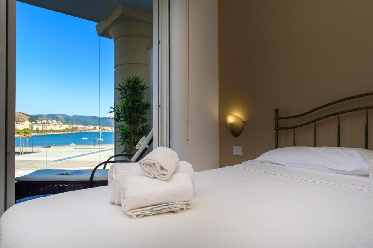 Mareluna Crescent - Luxury Seafront Experience Salerno Buitenkant foto