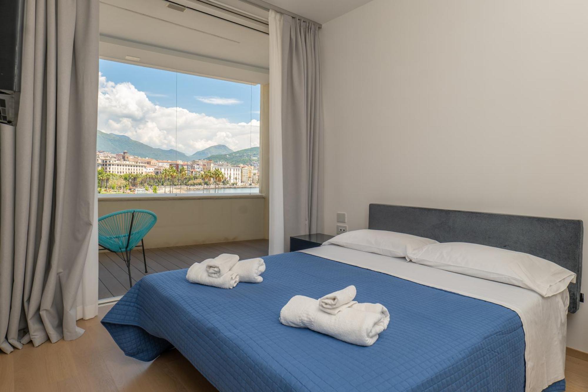 Mareluna Crescent - Luxury Seafront Experience Salerno Buitenkant foto